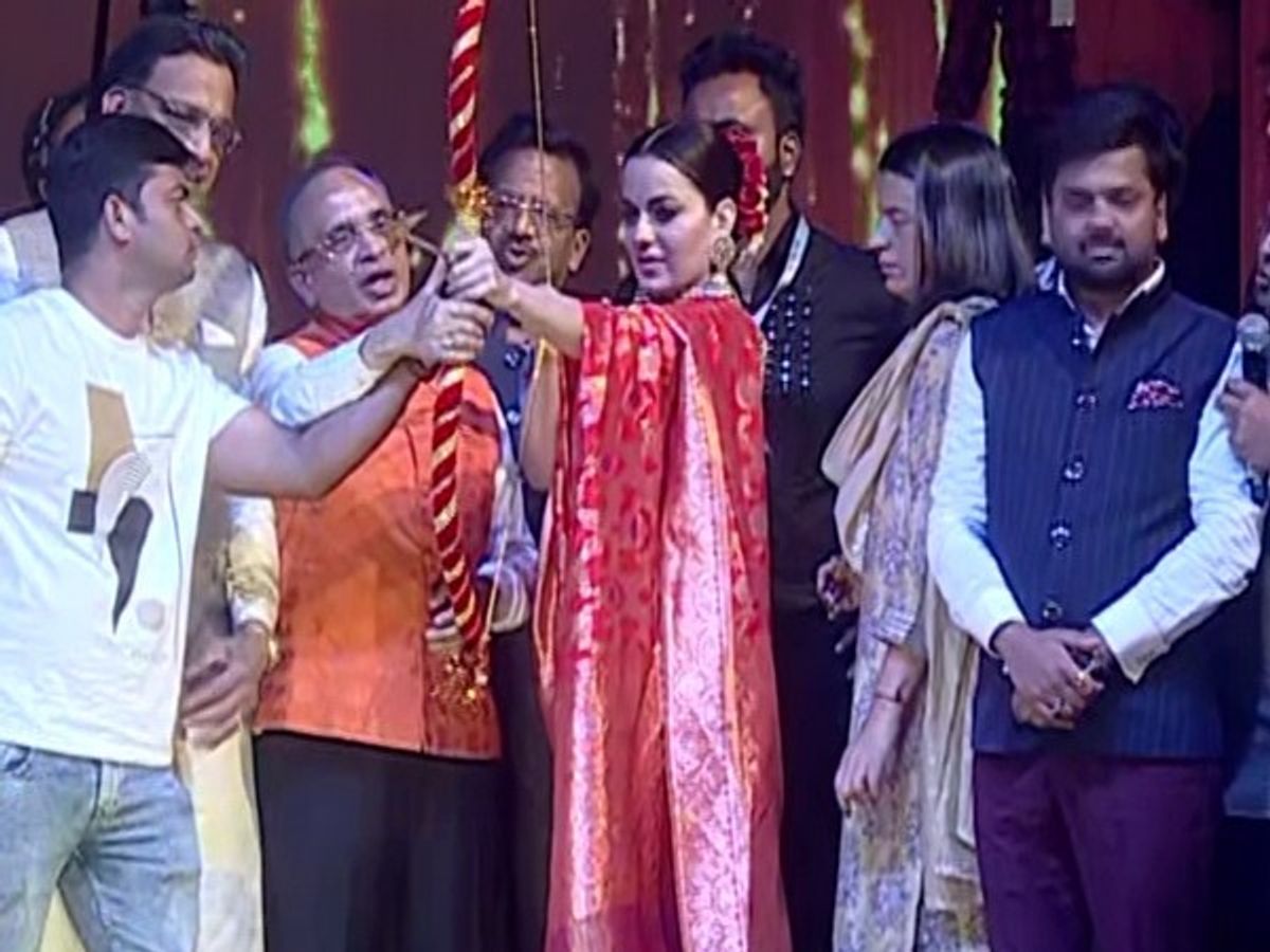 Dussehra 2023: Kangana Ranaut performs Ravana Dahan at Red Fort