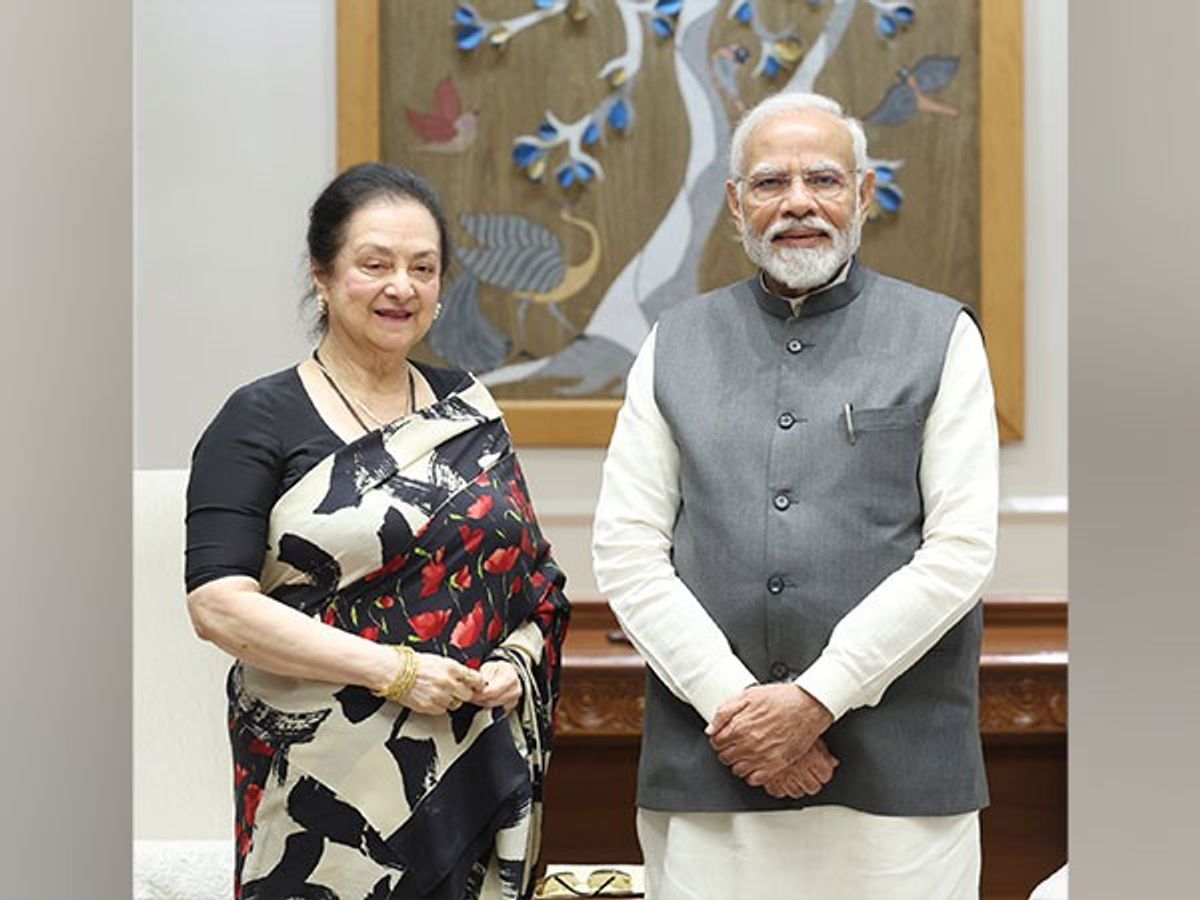 Modi meets Saira Banu
