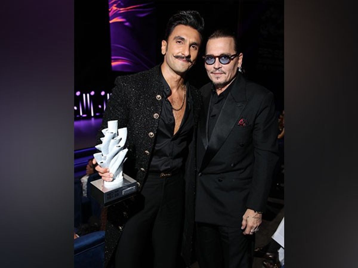 Ranveer poses with Johnny Depp at Red Sea Film Festival