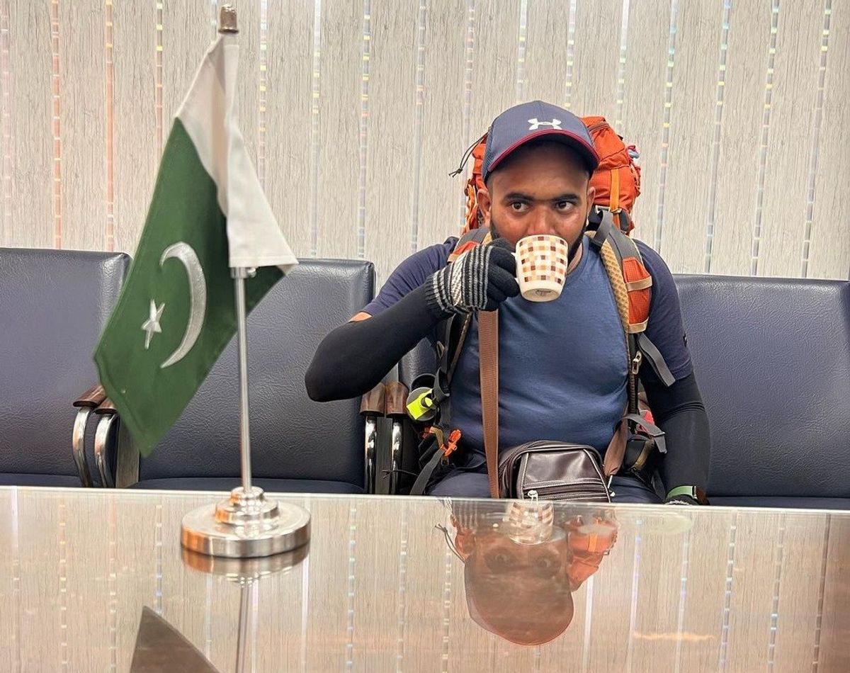 Indian enters Pakistan to complete his journey on foot to Saudi Arabia for Hajj