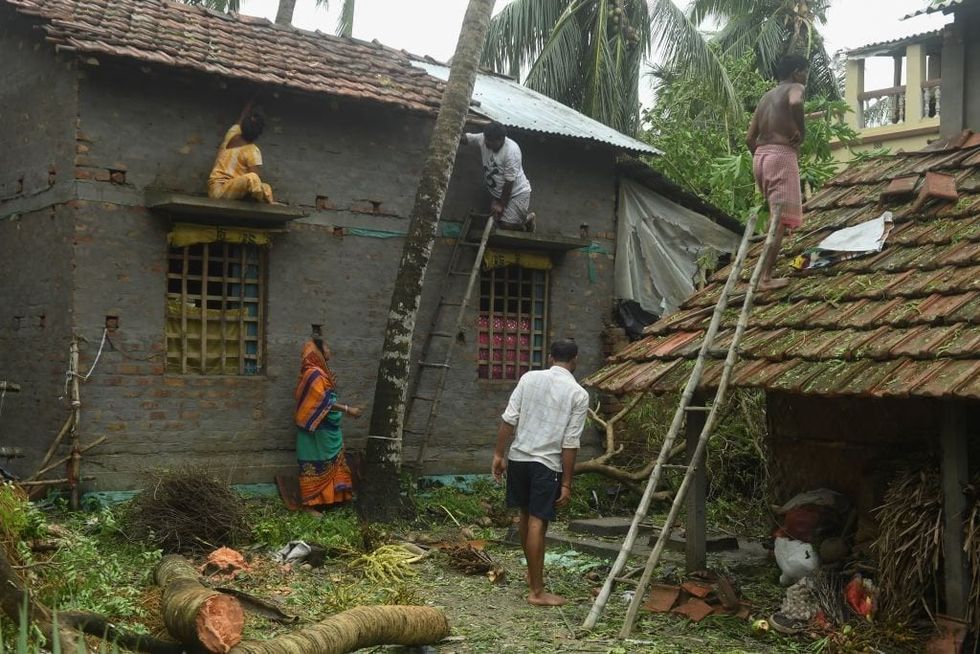 Cyclone toll hits 95 as Bangladesh and India start mopping up