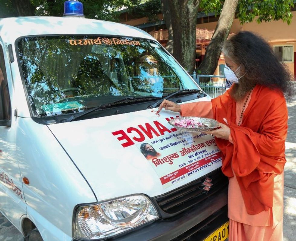 HH Swami Chidanand Saraswatiji launches free oxygen drive
