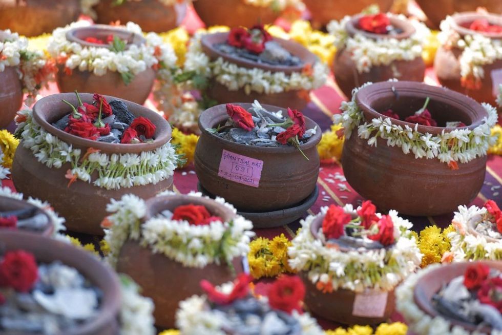 Class 6 girl girls sells shirts on Uttar Pradesh footpath after father dies of Covid, administration, social bodies offer aid