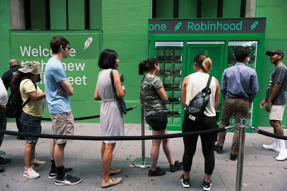 US online brokerage Robinhood sees muted Nasdaq debut