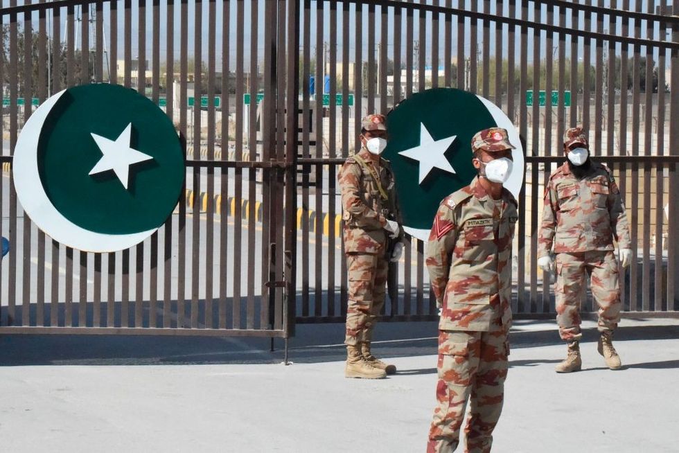 Afghanistan-Pakistan border: Militant fire kills 2 Pakistani soldiers