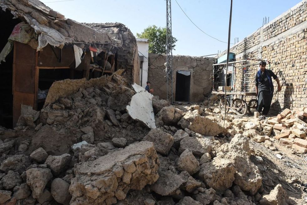 Quake rattles Pakistan, at least 20 dead