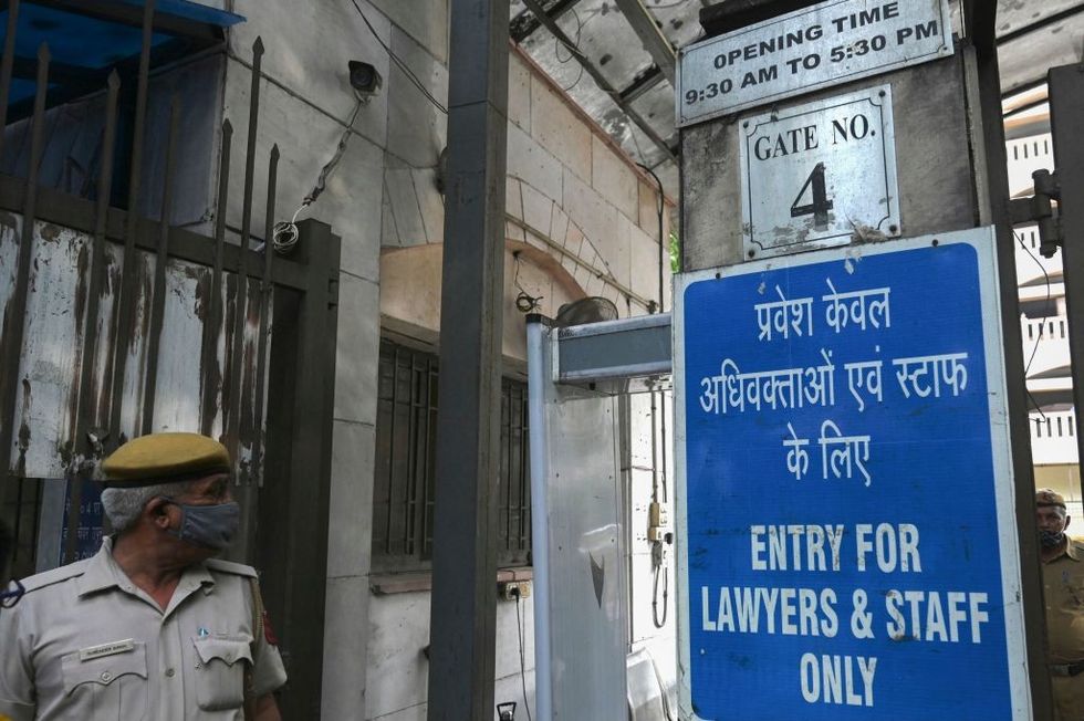 Low-intensity blast in Delhi court, 1 injured