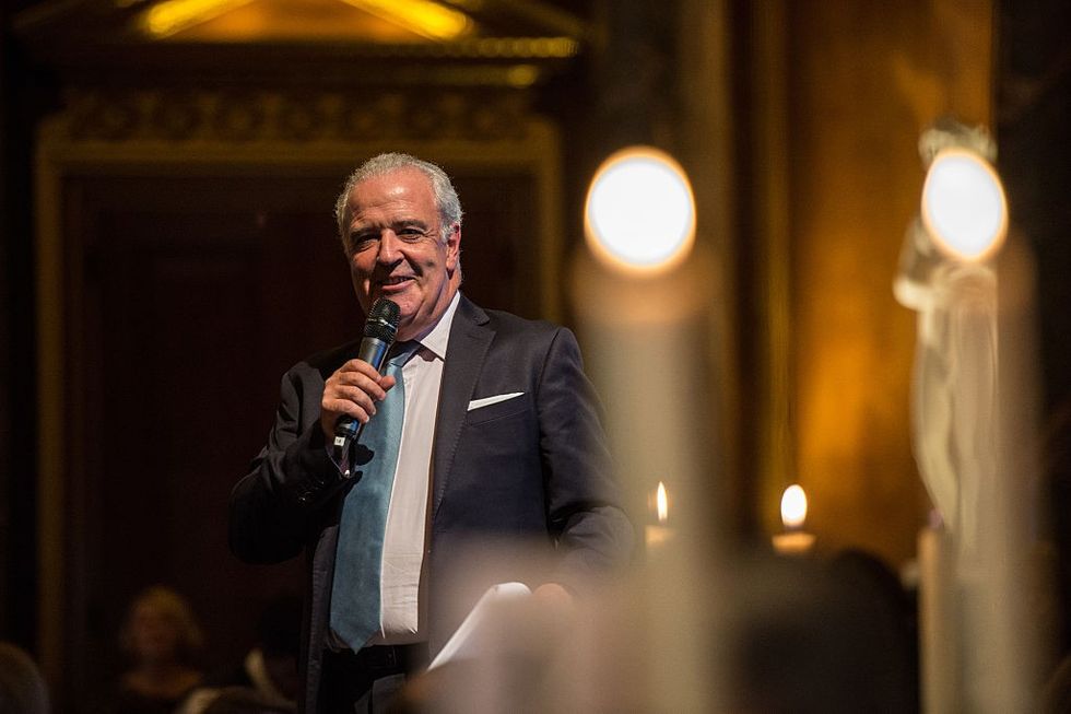 IPL 2022 auctioneer Hugh Edmeades collapses on stage