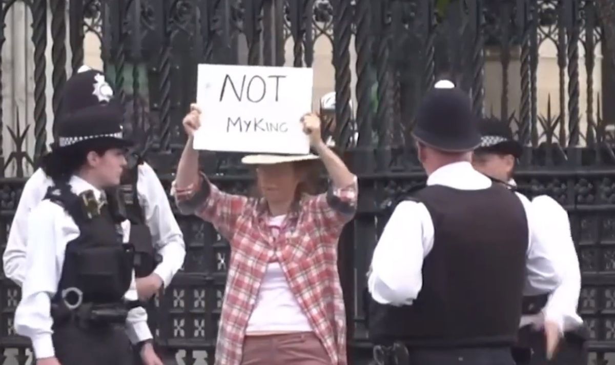 Free-speech campaigners slam police for arresting anti-monarchy protesters in UK
