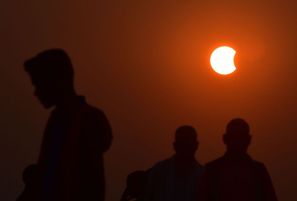 Partial solar eclipse enthralls stargazers in India