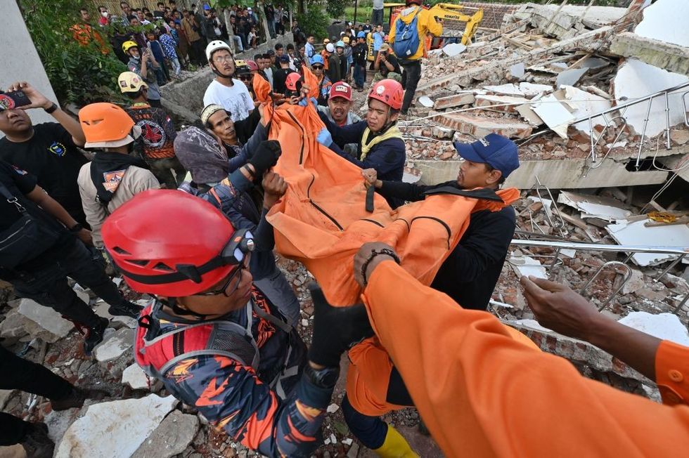 Indonesia quake: Death toll jumps to 268, rescuers hunt for survivors