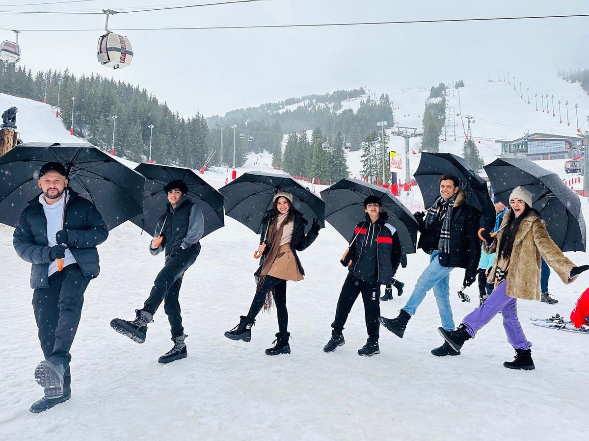 Saba Azad poses with Hrithik Roshan’s family in Christmas picture