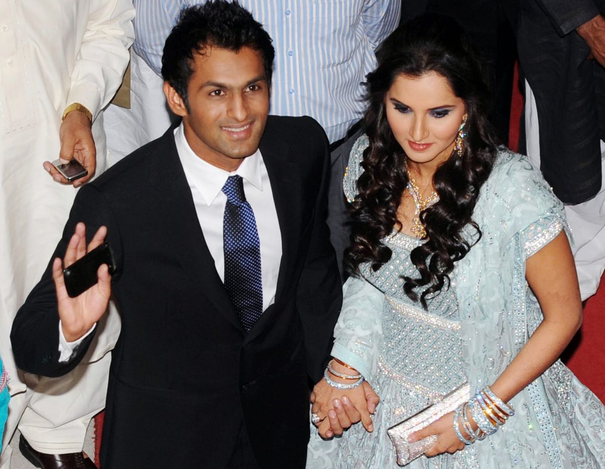 Sania Mirza hugs husband Shoaib Malik amid divorce rumours – watch viral video