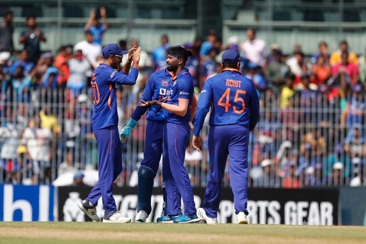 Australia choose to bat in deciding ODI