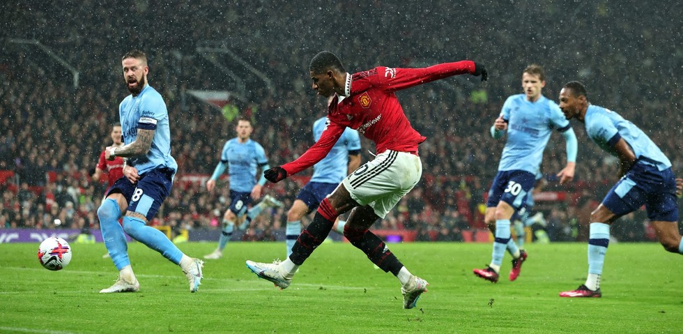 Premier League referees instructed to allow players to break fast during Ramadan