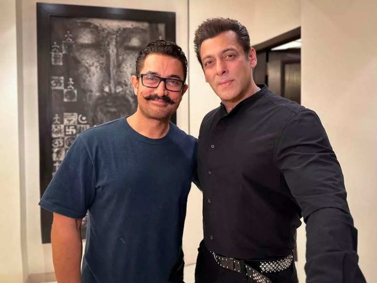 Salman and Aamir pose for a selfie as they welcome Eid together