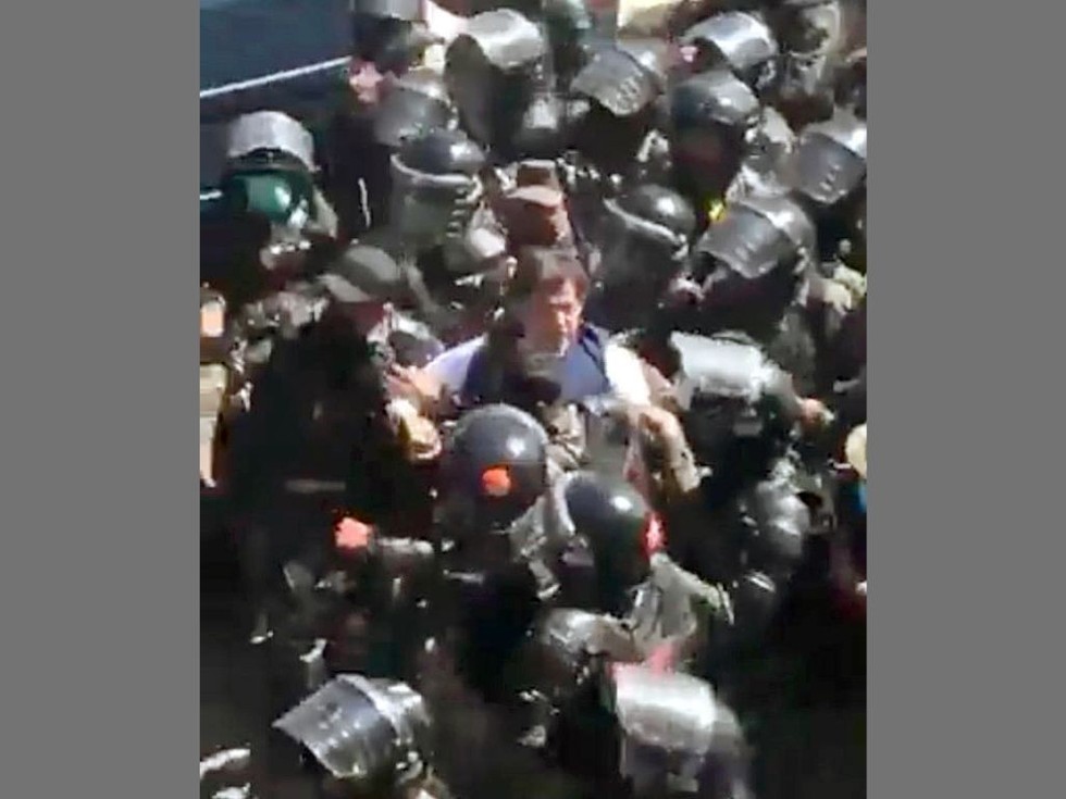 One against many! When former Pakistan PM Imran Khan was surrounded & arrested; WATCH
