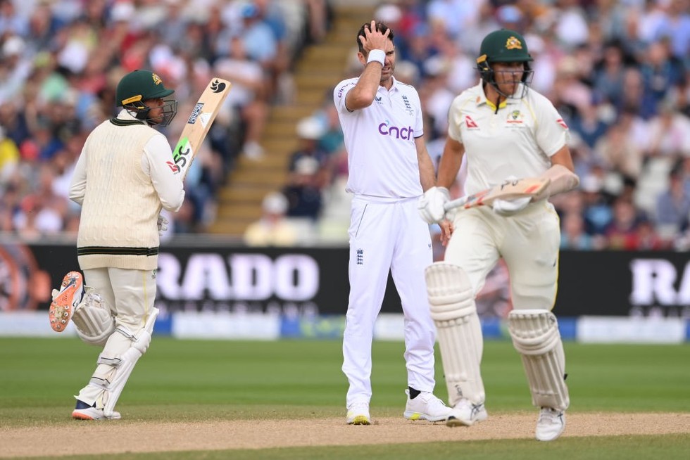 It's a seesaw battle on final day of 1st Ashes Test as Australia chase 281 to win