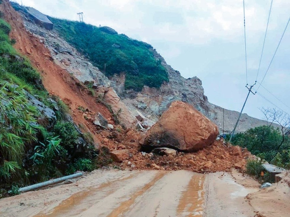 Himachal Pradesh: 200 tourists stranded as landslide blocks only way; no hotel rooms; traffic queue goes 15 km long