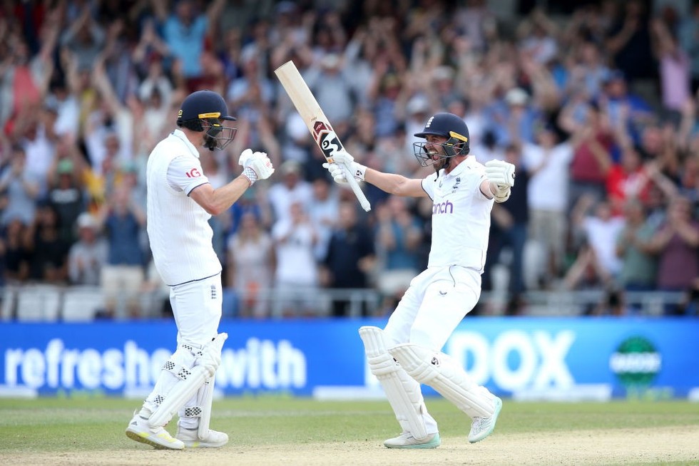 Ashes: England beat Australia by 3 wickets to keep series alive; visitors lead 2-1