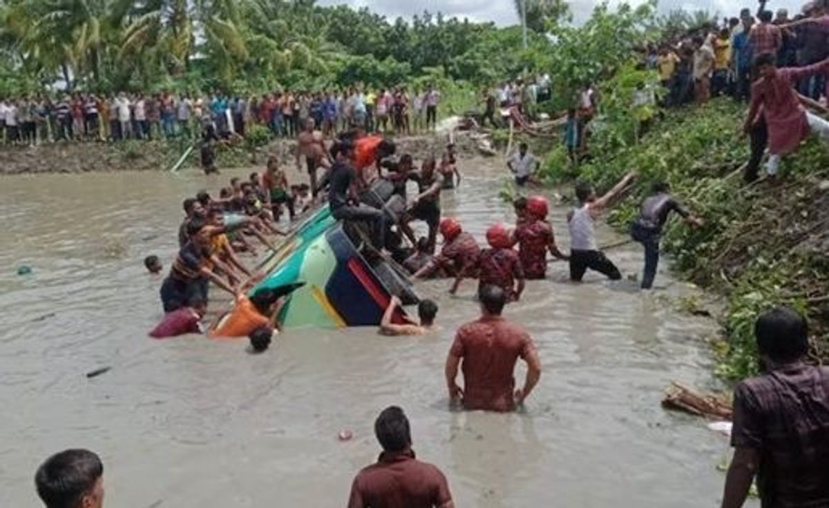 Seventeen dead as bus plunges into pond in Bangladesh