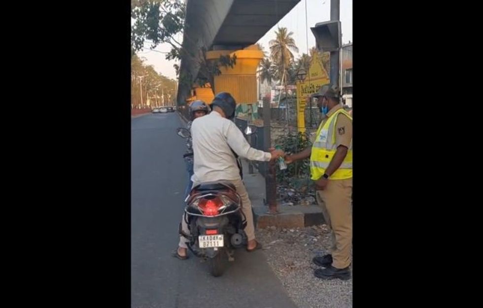 In scorching summer, Bengaluru Good Samaritan gives water bottles to on-duty traffic cops