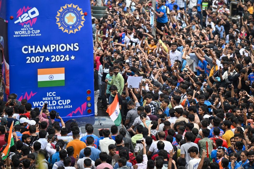 Traffic halted in Mumbai as India's World Cup winners do victory parade