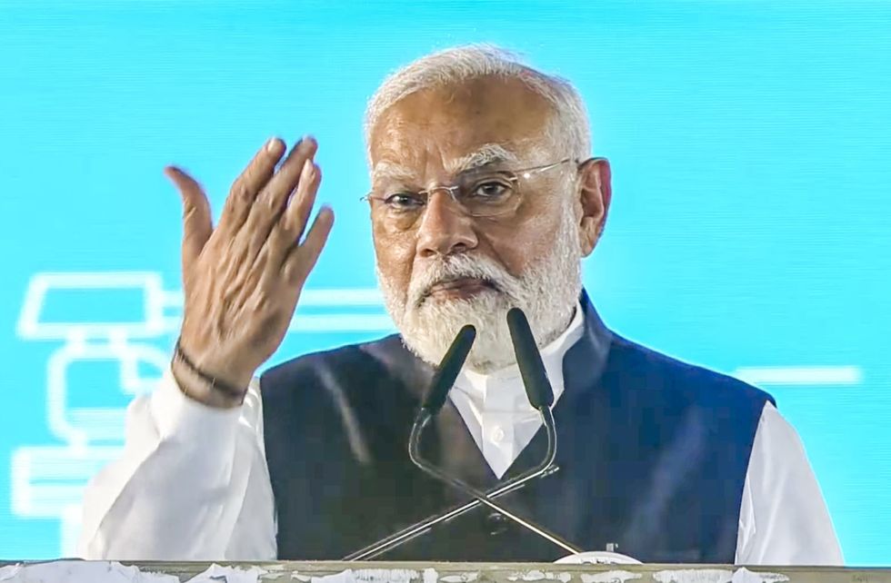 Modi apologises for Shivaji statue collapse