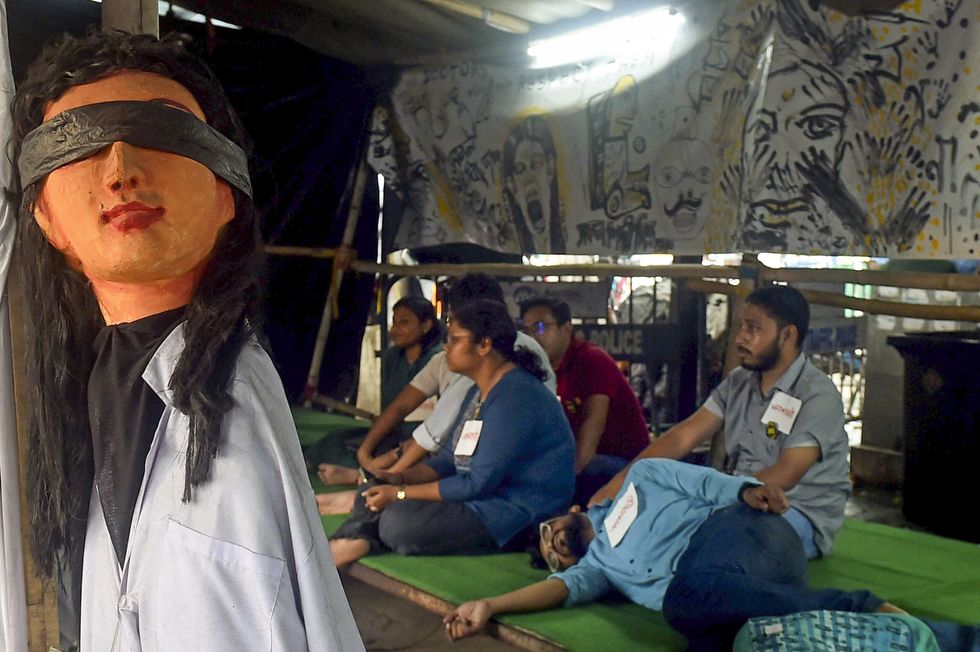 50 Kolkata doctors resign in solidarity with medics on fast