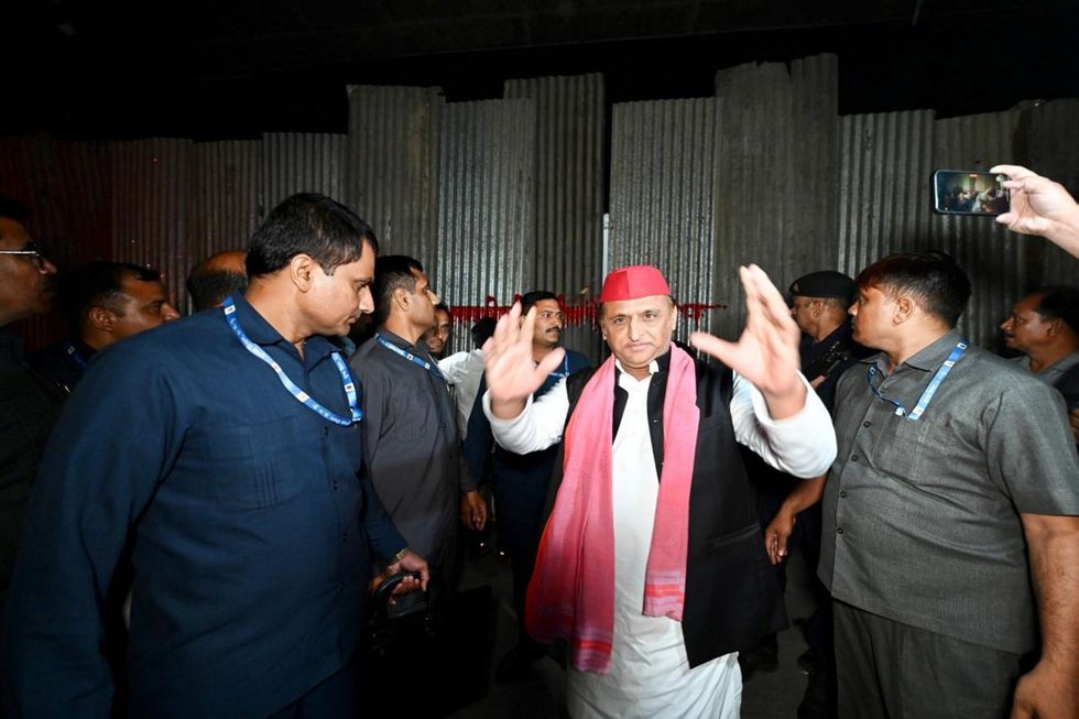 Defiant Akhilesh garlands Jayaprakash Narayan's bust on Lucknow road