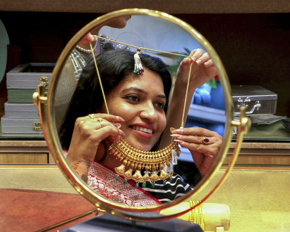 Gold prices continue to rise amid global market uncertainties