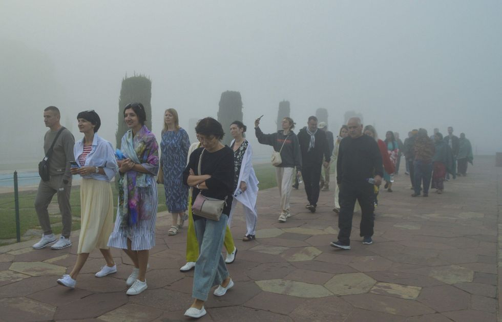 India's toxic smog hides Taj Mahal, delays flights
