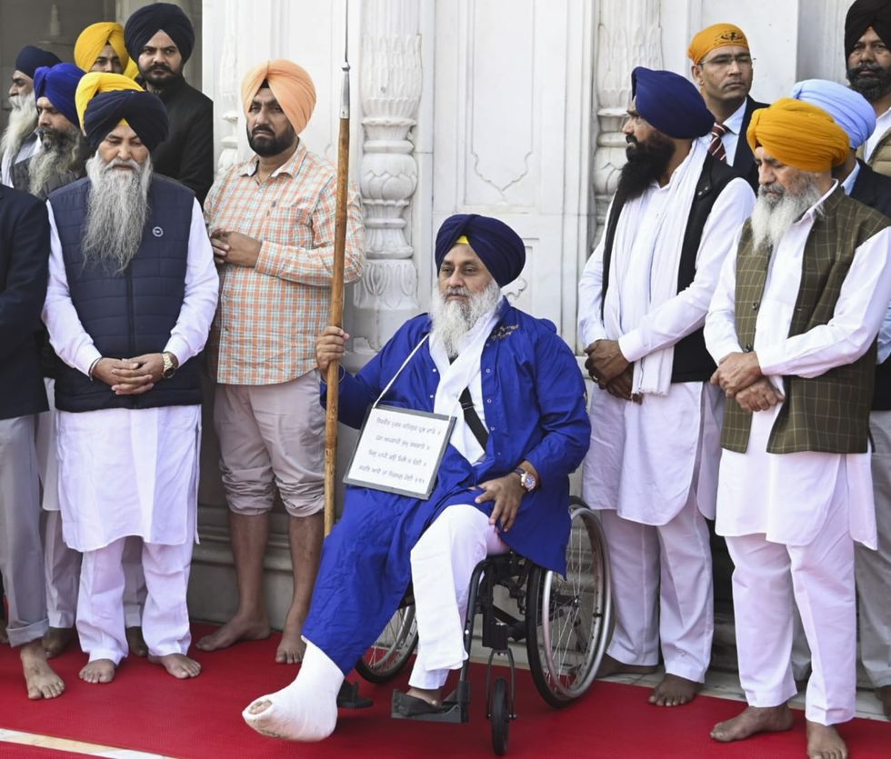 Sukhbir Badal performs 'sewadar' duty at Golden Temple