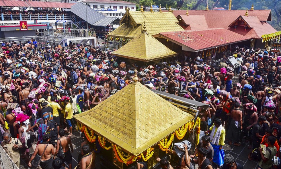 Thousands offer prayers at Sabarimala on Makaravilakku day
