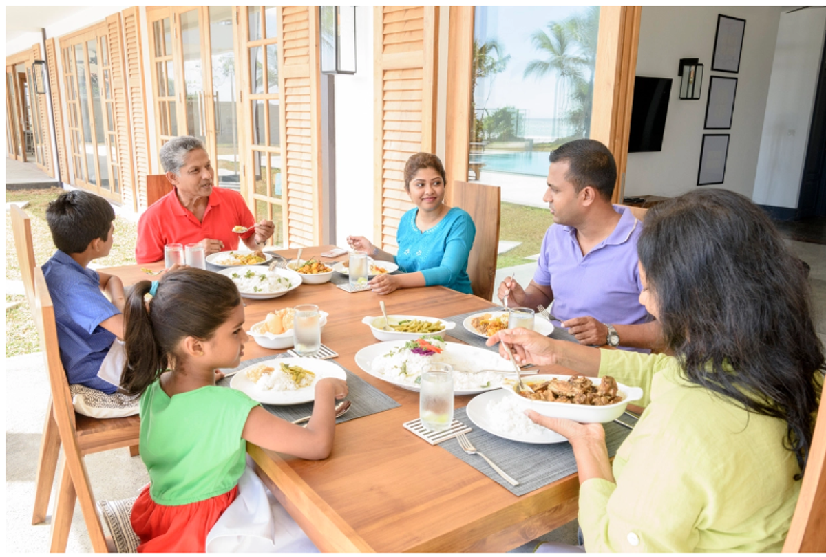 Families that eat together are less disturbed: study