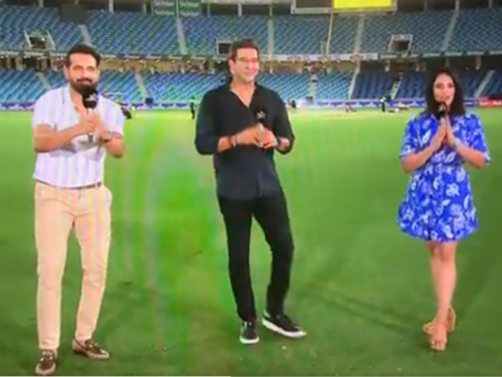 GUESS WHO Irfan Pathan, Wasim Akram & Mayanti Langer gestured to after India beat Pakistan?