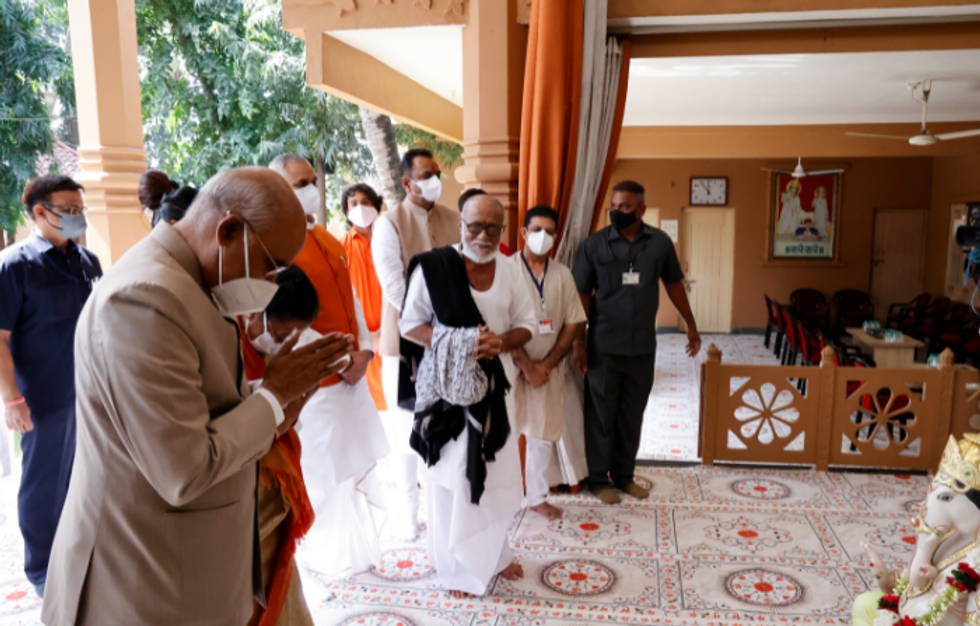 President Kovind visits spiritual leader Morari Bapu in Gujarat