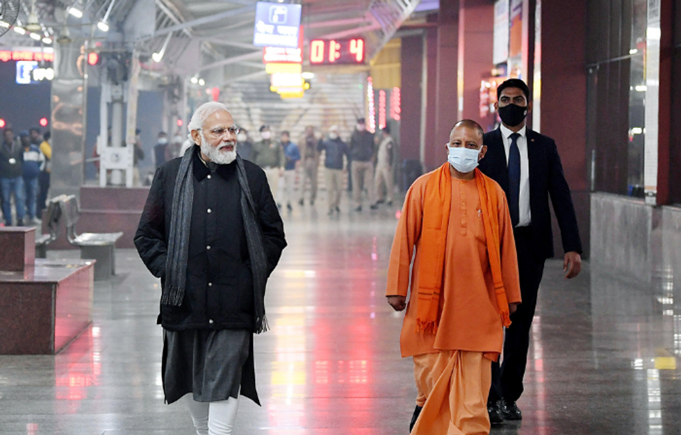 Modi goes on mid-night 'inspection' in constituency Varanasi