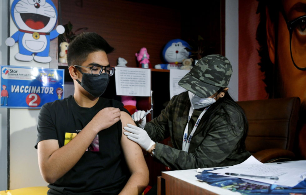 Covid: India begins jabbing minors in 15-18 age group