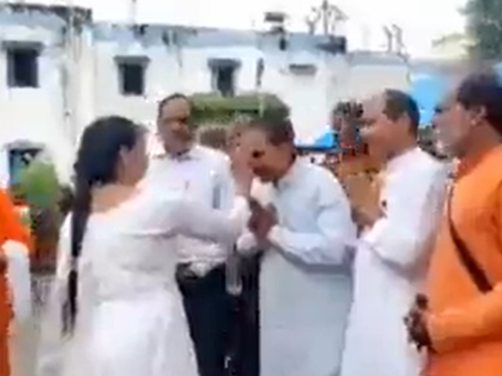 Netizens shocked as women welcome Bilkis Bano rape convicts released in Gujarat