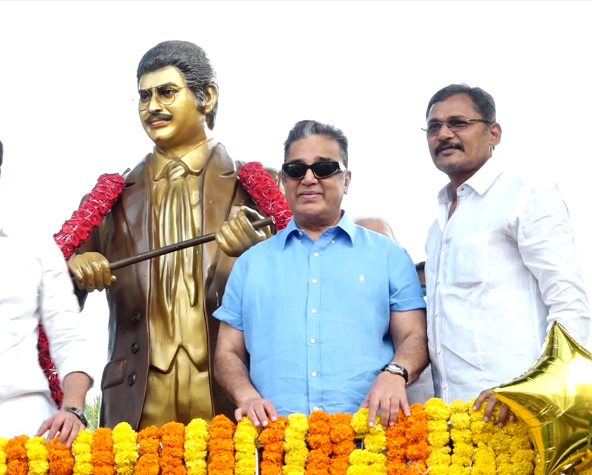 Kamal Haasan unveils statue of superstar Ghattamaneni Krishna