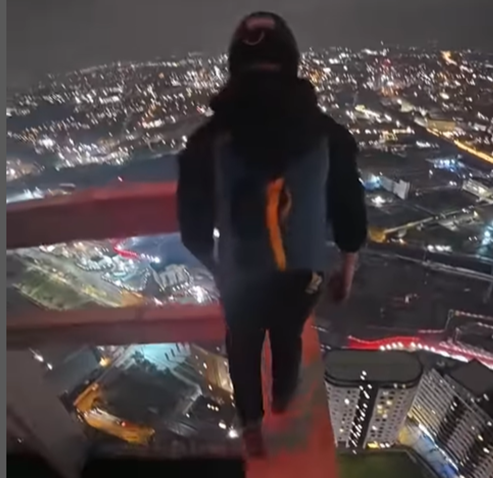Daredevil BASE jumper leaps off 500ft Birmingham skyscraper, stuns police | Watch video