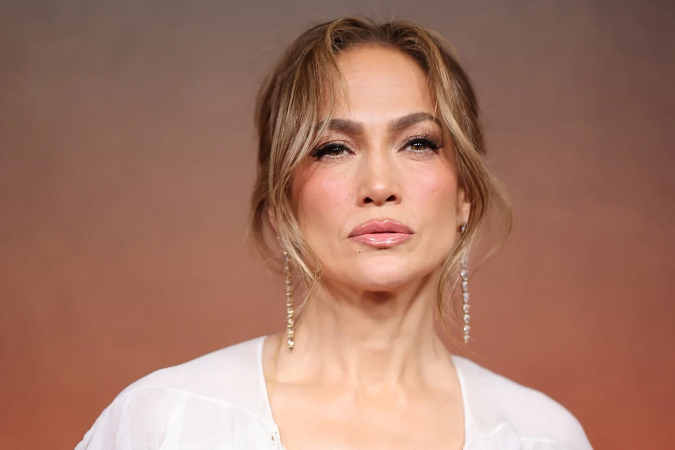 Jennifer Lopez, Brett Goldstein to Star in Netflix’s ‘Office Romance’