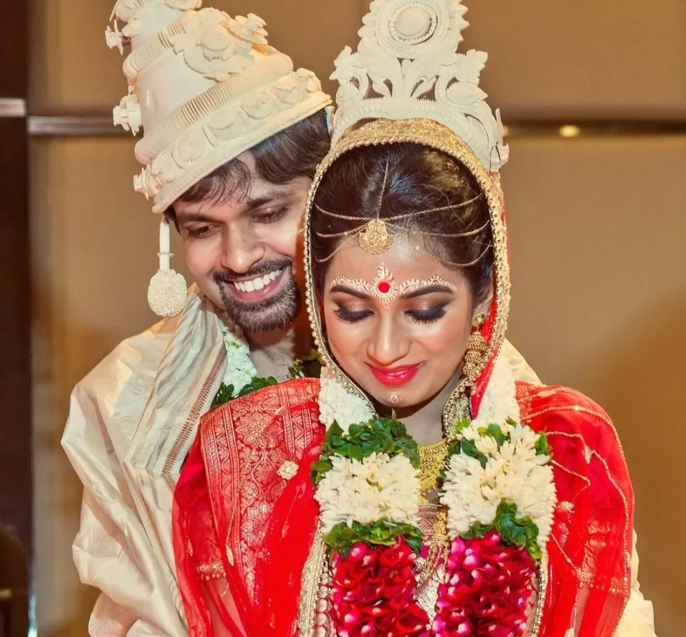 Singer Shreya Ghoshal shares unseen images of her traditional Bengali wedding dressed in red Banarasi saree and 'mukut'