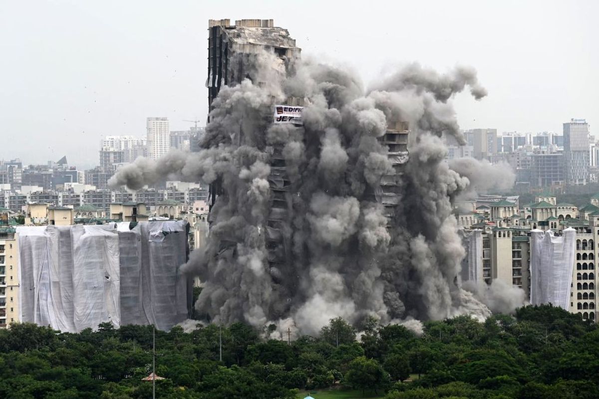 India's 'Twin Towers' demolished