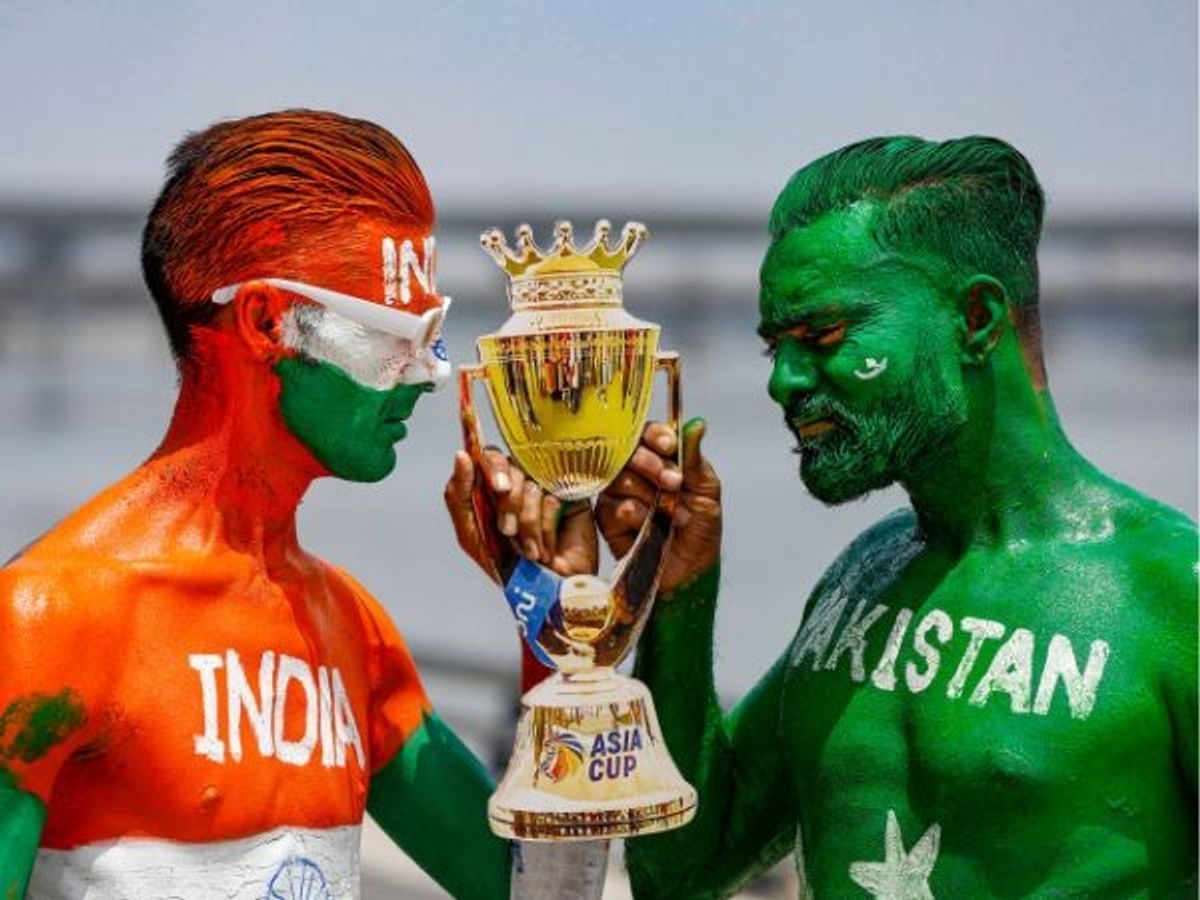 Indian and Pakistani cricket fans