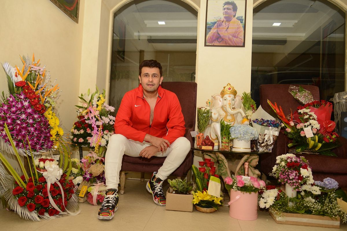 Sonu Nigam receives Mohammed Rafi Award