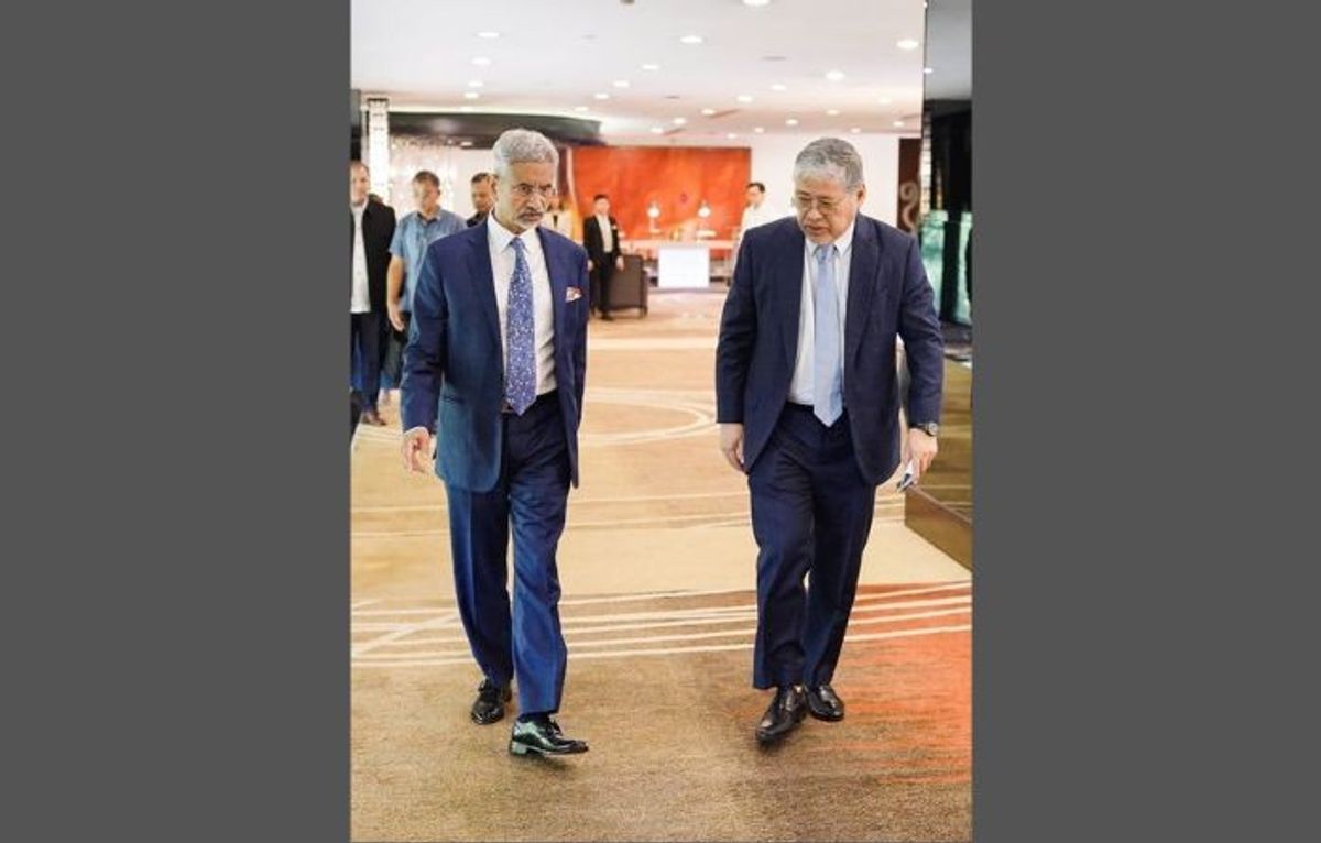 Indian external affairs minister Subrahmanyam Jaishankar (L) with his Filipino counterpart Enrique Manalo in Manila, the Philippines