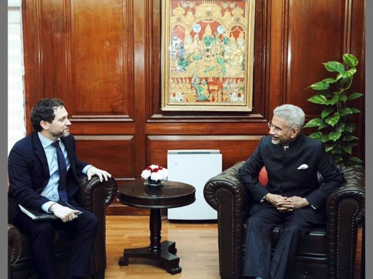 Indian external affairs minister Subrahmanyam Jaishankar (R) speaks with US principal deputy national security adviser Jon Finer in New Delhi