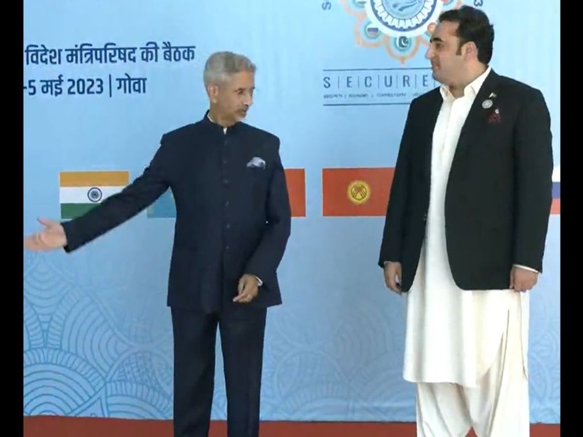 Indian external affairs minister Subrahmanyam Jaishankar welcomes his Pakistani counterpart Bilawal Bhutto Zardari for the Meeting of the SCO Council of Foreign Ministers in Goa,